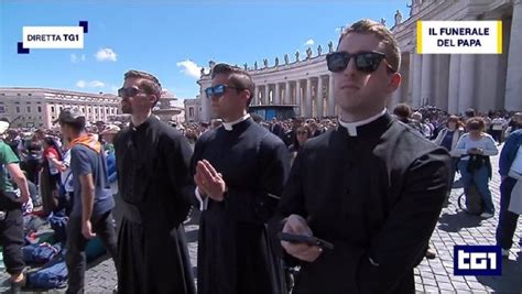 Giovani che ascoltano attentamente Papa Francesco