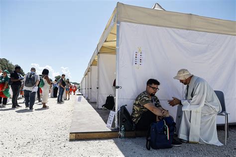 Giovani che pregano al Circo Massimo