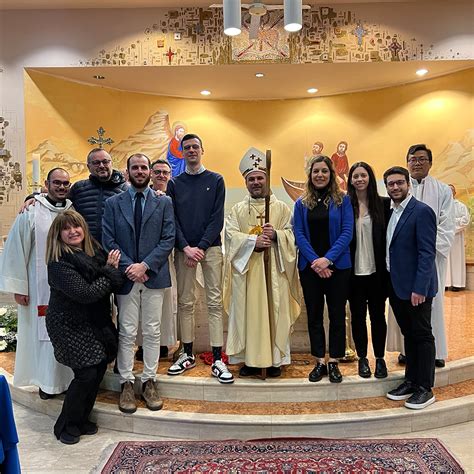 Foto di gruppo di giovani in catechesi per la Cresima