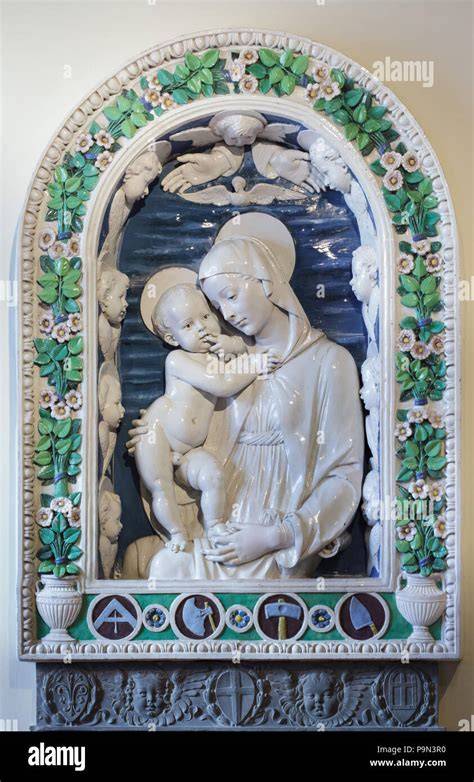 Dettaglio delle sculture in terracotta invetriata dei Della Robbia
