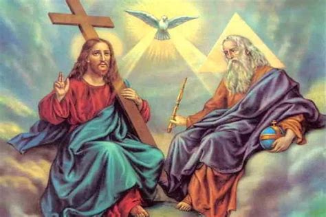 Icona della Trinità: Padre, Figlio e Spirito Santo, con simboli associati.