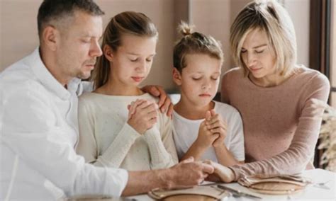 illustrazione di una famiglia che prega il Padre Nostro insieme