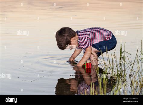 illustrazione di un bambino che si vede riflesso nell'acqua di un pozzo