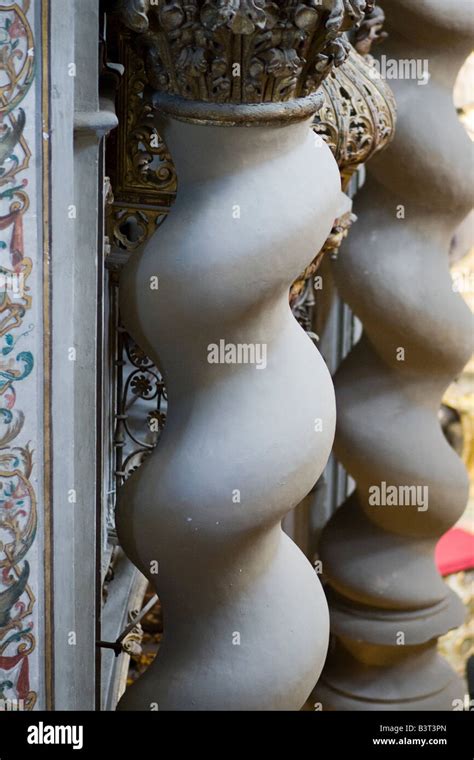 Dettaglio decorativo delle colonne tortili di un altare barocco in pietra leccese