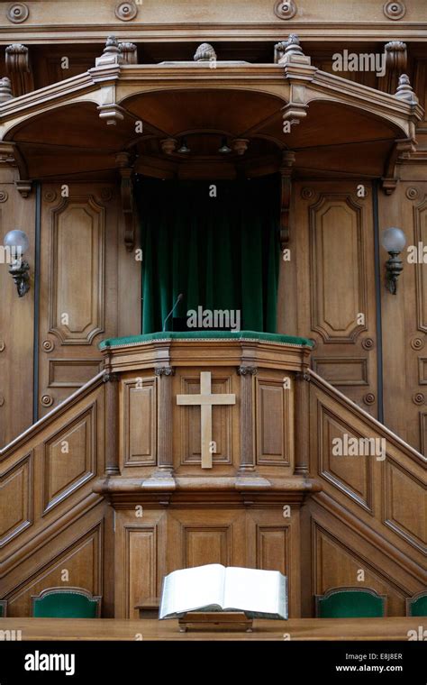 Foto interna di un tempio protestante sobrio e senza ornamenti