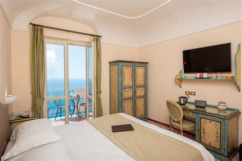 Interno di una camera con vista mare all'Hotel Terme San Michele & Spa