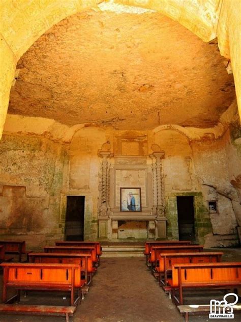Fotografia dell'altare barocco all'interno della chiesa rupestre Madonna della Stella
