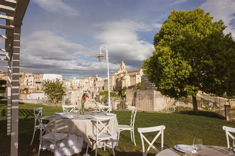 Panoramica della terrazza e del giardino del Madonna Della Stella Resort