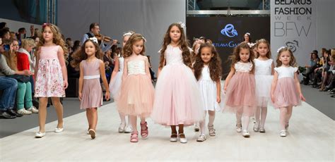 Sfilata di abiti eleganti per bambine in un contesto cerimoniale