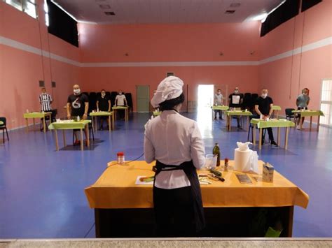 Donne impegnate in attività laboratoriali e formative all'interno del carcere