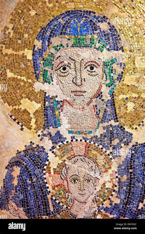 Mosaico antico della Vergine Maria