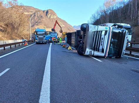 Foto di un autoarticolato ribaltato sulla carreggiata autostradale