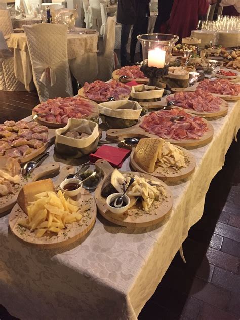 Dettaglio di un allestimento per banchetto con prodotti tipici della cucina mediterranea