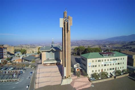 Veduta panoramica del borgo di Collevalenza e del complesso del Santuario dell'Amore Misericordioso