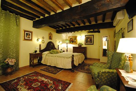 Interni di una camera arredata con mobili d'antiquariato presso l'Albergo Torre Sangiovanni