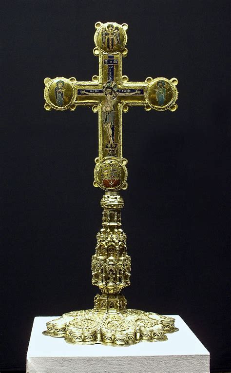 Immagine di una stauroteca, reliquiario a forma di croce, con dettagli in oro e lapislazzuli.