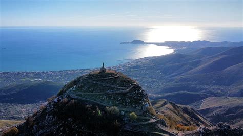 Foto della Roccia Laolatra o primo piano di flora endemica del Monte Redentore