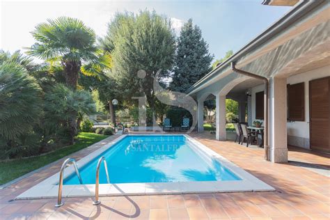 Foto aerea di una villa con piscina e grande giardino a Marina di Pietrasanta