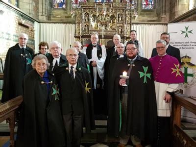 Foto d'insieme della celebrazione liturgica presso la chiesa di San Maurizio a Erba durante un incontro del gruppo di preghiera.