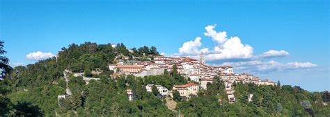 Panorama dal Sacro Monte di Varese con la strada acciottolata
