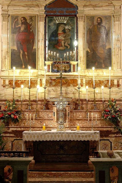 Interno della chiesa di San Giovanni Battista con altare rivolto verso l'assemblea