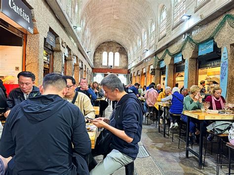 Interno del Mercado de Abastos di Santiago con banchi di prodotti freschi