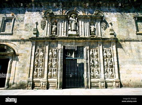Pellegrini che entrano dalla Porta do Camiño a Santiago de Compostela