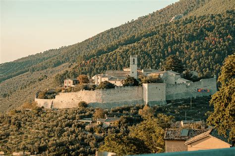 Veduta panoramica dell'Eremo di Campello sul Clitunno immerso nel verde umbro
