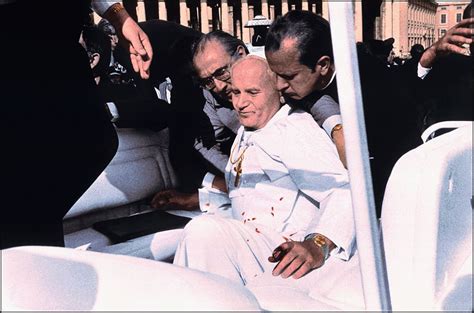 Infografica che mostra la cronologia dell'attentato a Giovanni Paolo II e il legame simbolico con la corona della statua della Madonna di Fatima