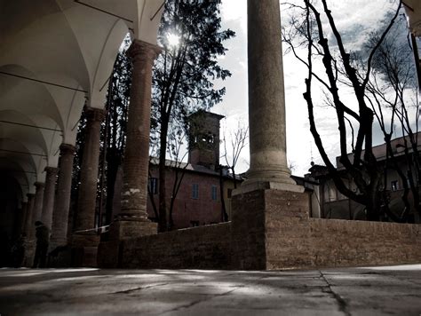 Un'immagine serena di un momento di contemplazione in un ambiente urbano, a simboleggiare la necessità del silenzio nelle metropoli.