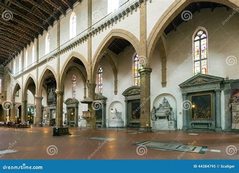 Interno della Basilica di Santa Croce con i monumenti funebri e le cappelle affrescate