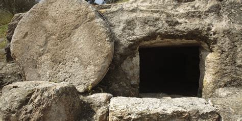 Rappresentazione artistica dell'alba presso il sepolcro vuoto che simboleggia la vittoria della vita sulla morte