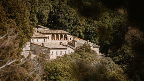 panoramica dell'Eremo delle Carceri immerso nel bosco