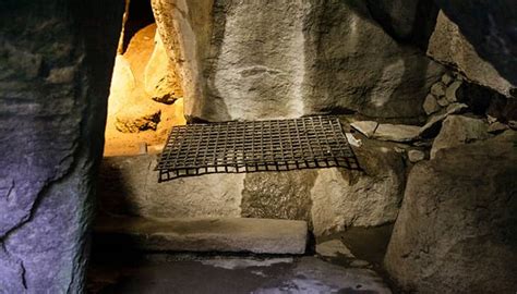 interno della grotta di San Francesco con il letto in pietra