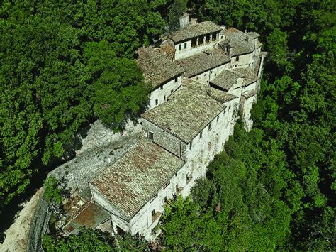 vista del chiostro triangolare dell'Eremo delle Carceri