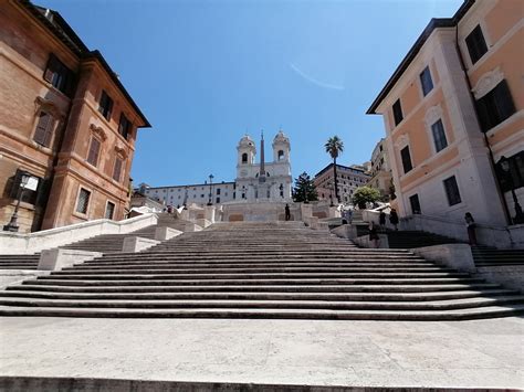 Facciata monumentale della chiesa con la scalinata in travertino