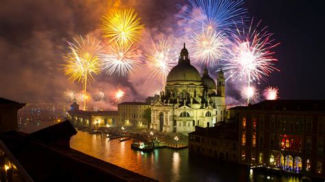 Foto notturna del Canal Grande durante la Festa del Redentore con i fuochi d'artificio