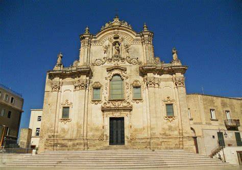 Veduta architettonica della facciata barocca della Chiesa di San Francesco d’Assisi a Gela