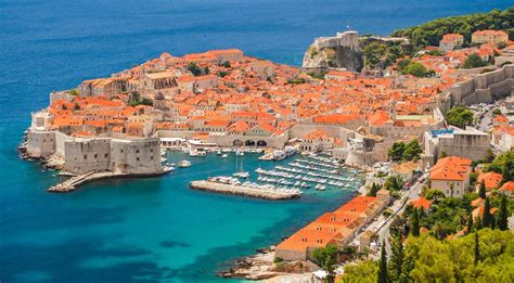 Scena di Ned Stark nei sotterranei di Approdo del Re durante il confronto con Varys