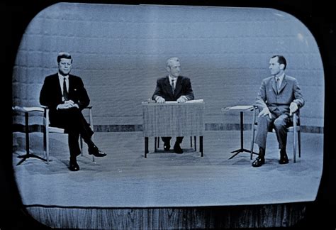 Dibattito televisivo in studio tra due ospiti con il conduttore che funge da moderatore