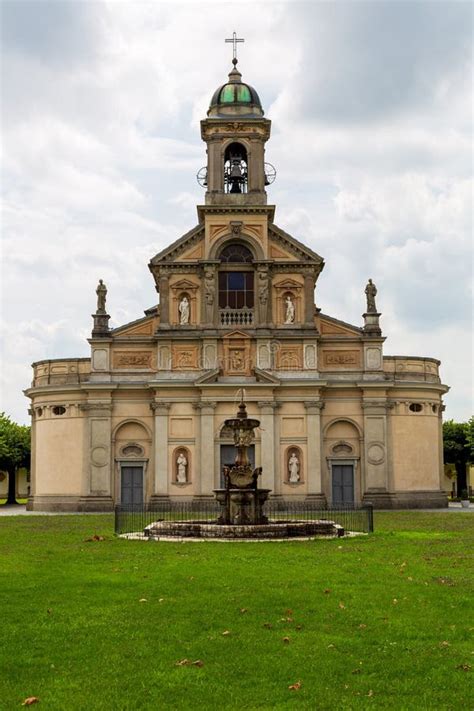 Veduta esterna del Santuario della Madonna dei Campi circondato dal verde