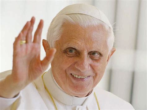 Foto di Papa Benedetto XVI che saluta una famiglia