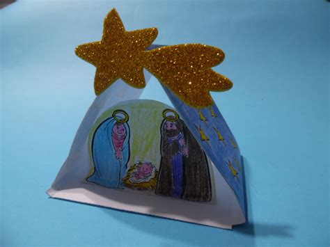 Illustrazione didattica che mostra le fasi di creazione di un presepe di carta fai-da-te per bambini