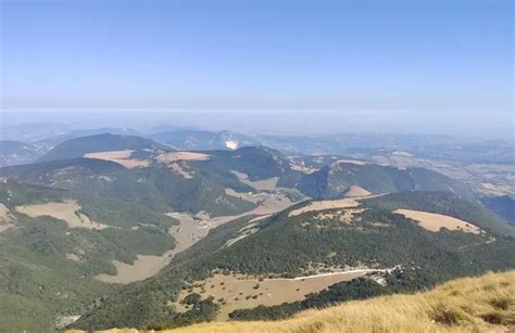 Vista panoramica del Monte San Vicino con i suoi profili variabili a seconda del punto di osservazione.
