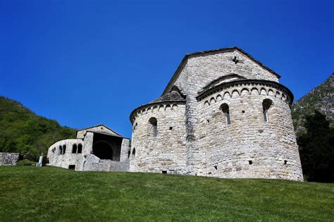 Suggestiva immagine dei resti dell'Abbazia benedettina di Roti immersa nel paesaggio.