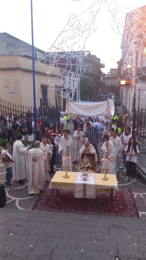 Foto d'archivio della processione eucaristica cittadina con il Vescovo e i fedeli