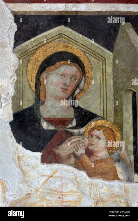 Foto ravvicinata dell'affresco della Madonna allattante il Bambino nella Chiesa di Santa Croce
