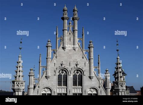 Foto della facciata della Collegiata di San Pietro a Lovanio sulla Grote Markt