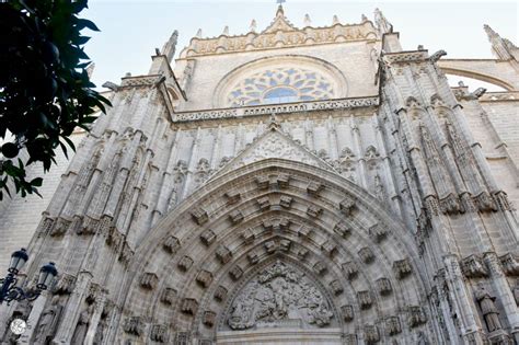 Mappa schematica degli accessi alla Cattedrale: Puerta de San Cristóbal e Puerta del Perdón