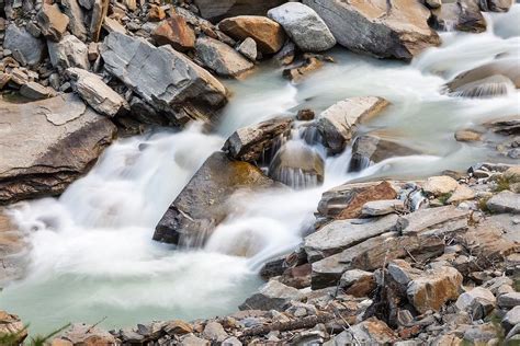 Illustrazione simbolica del fiume di vita che sgorga dal tempio